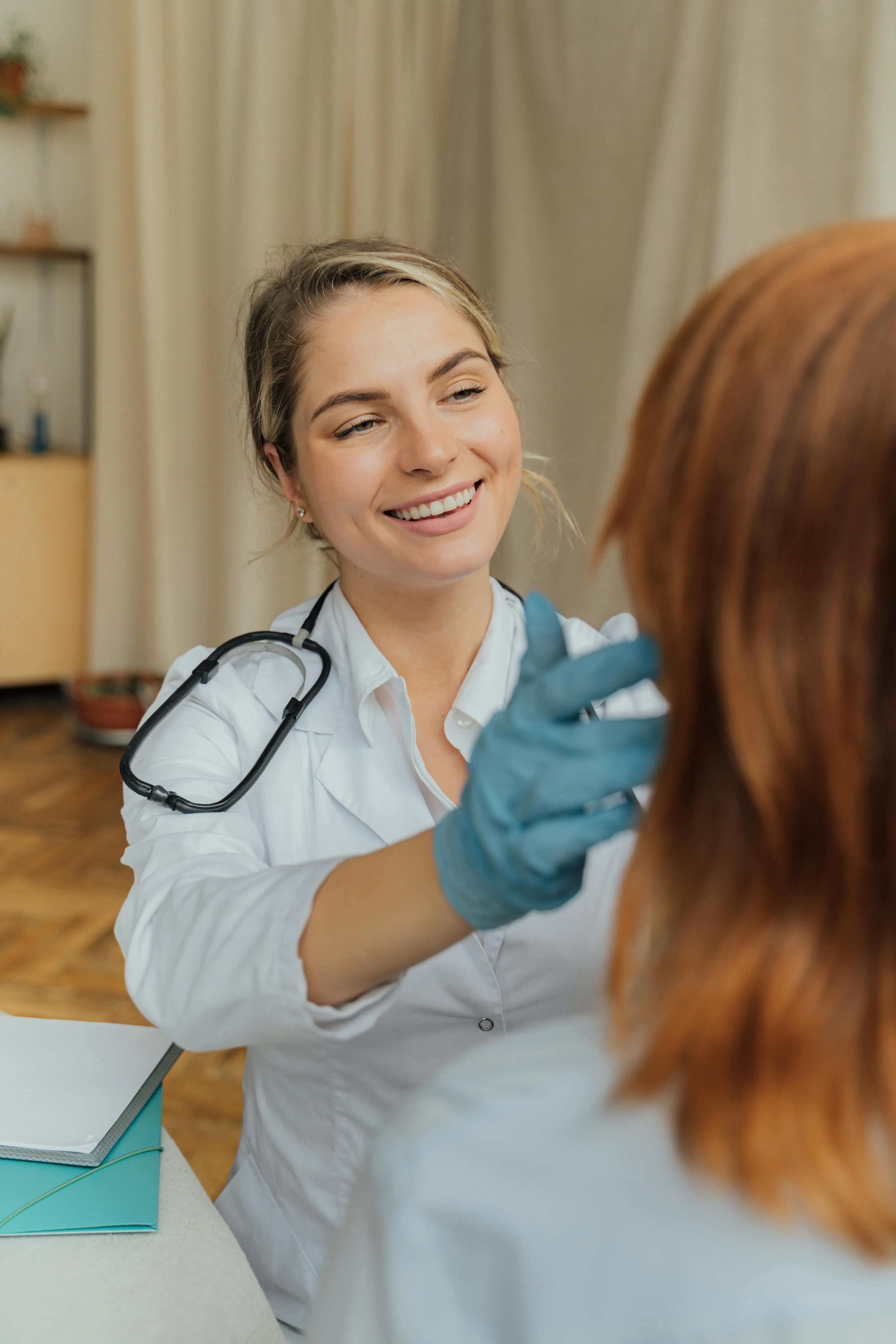 image médecin avec patient